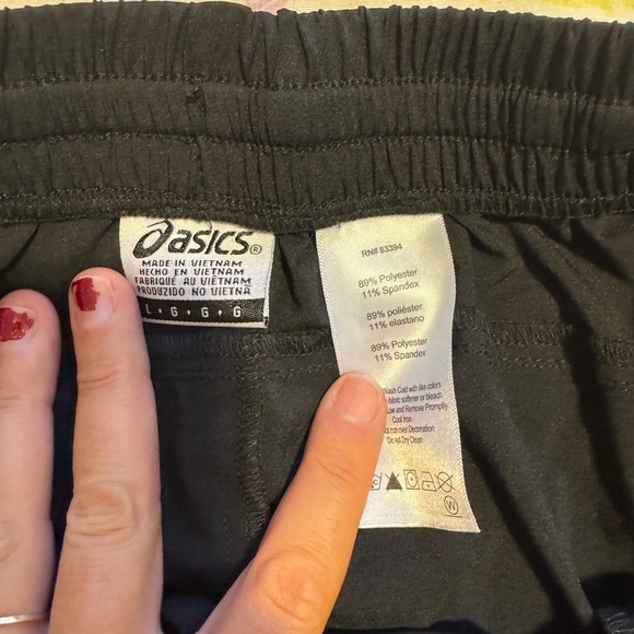 4/$25 Like new Black Women's asics Shorts sz L - Picture 4 of 6